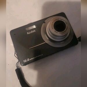 Kodak EasyShare M341 Digital Camera 12.2MP. No charger/battery Works
